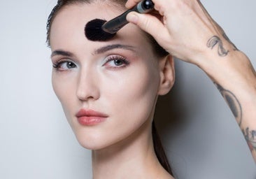 Esta barra versátil salvará tu maquillaje diario: lo corrige todo y es fácil de usar
